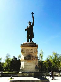 statue