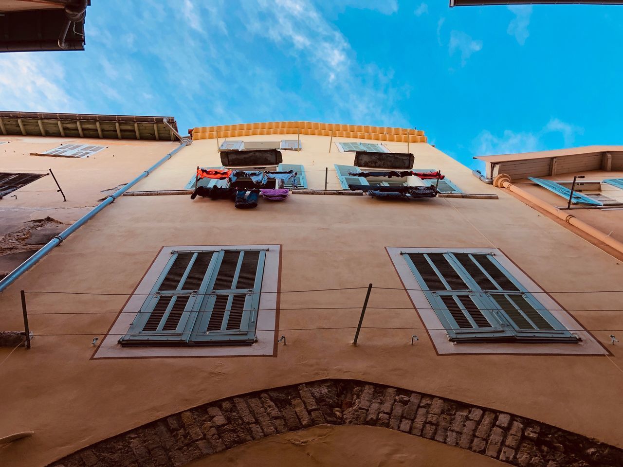 LOW ANGLE VIEW OF BUILDINGS AGAINST SKY IN CITY