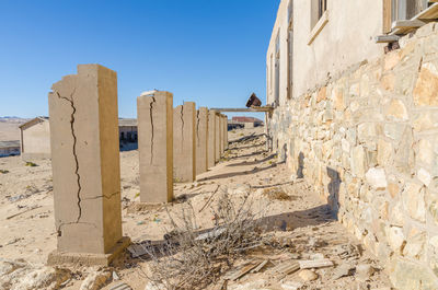 Abandoned house in desert at former german mining town kolmanskop near luderitz, namibia