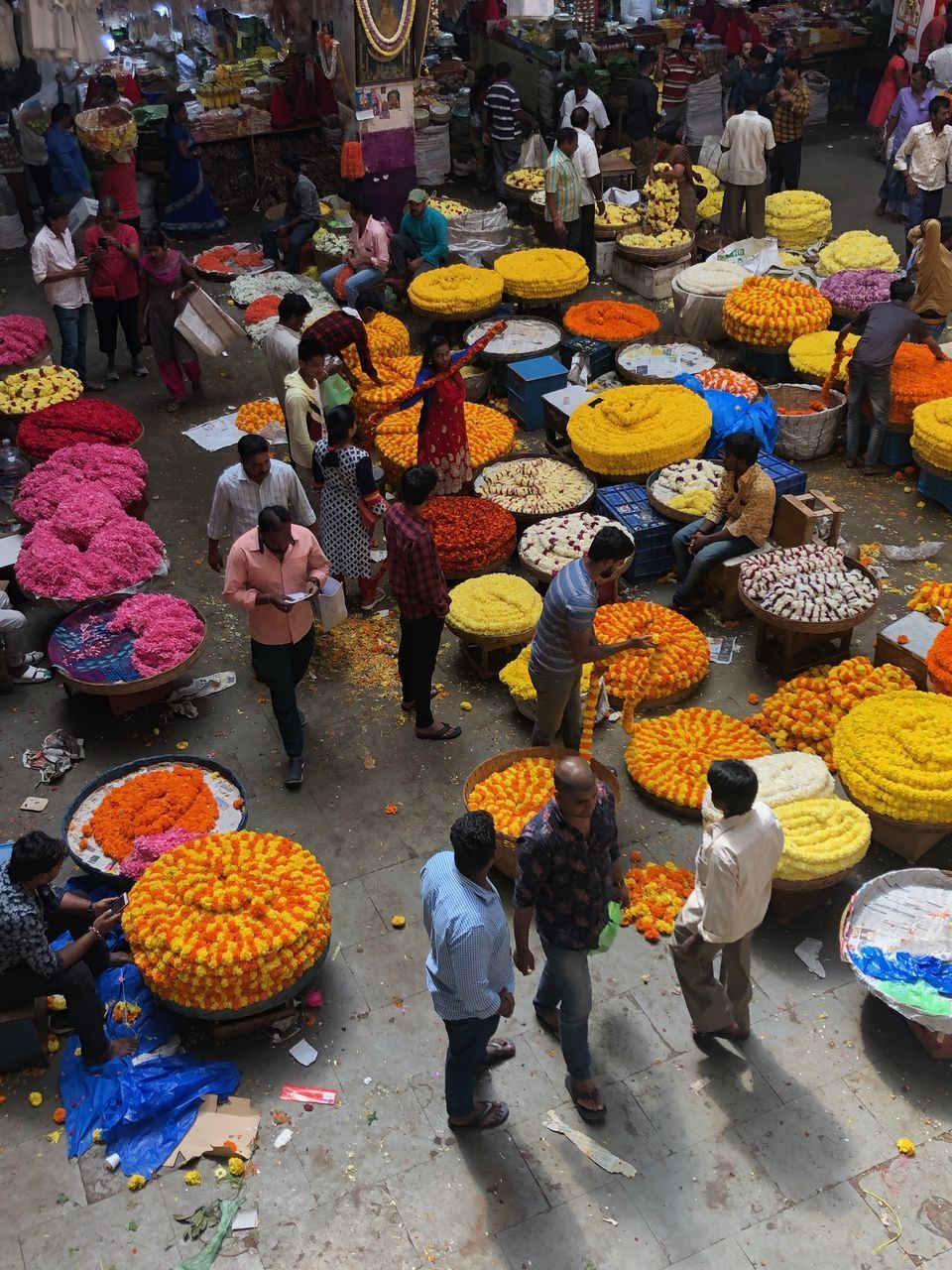 HIGH ANGLE VIEW OF PEOPLE AT MARKET STALL