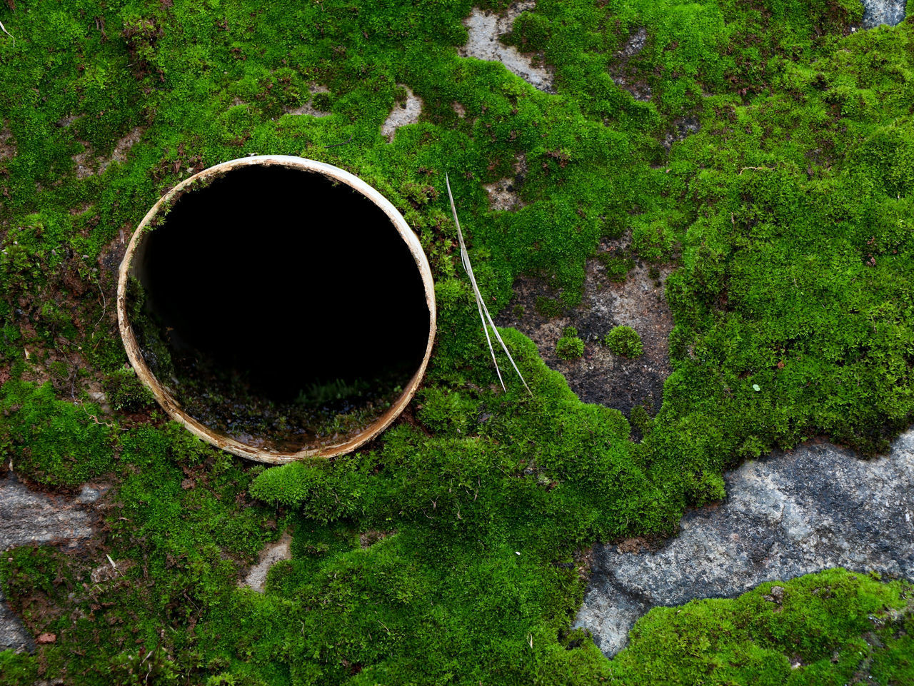 HIGH ANGLE VIEW OF BLACK AND WHITE IMAGE OF PIPE ON GROUND