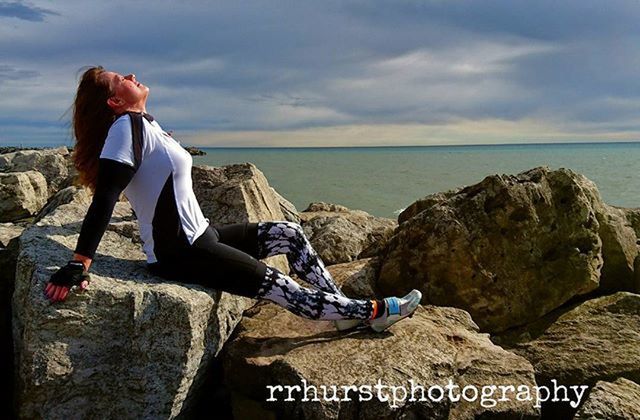 lifestyles, leisure activity, full length, casual clothing, sky, sea, young adult, cloud - sky, sitting, horizon over water, person, young women, standing, water, rear view, beach, vacations, cloudy