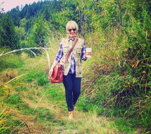 Full length of young woman standing on grass