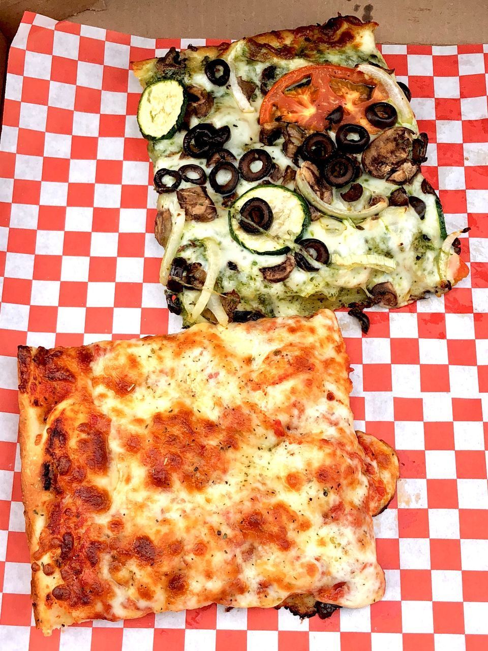 HIGH ANGLE VIEW OF PIZZA AND BREAD ON TABLE