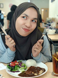 Portrait of a mid adult woman sitting in restaurant