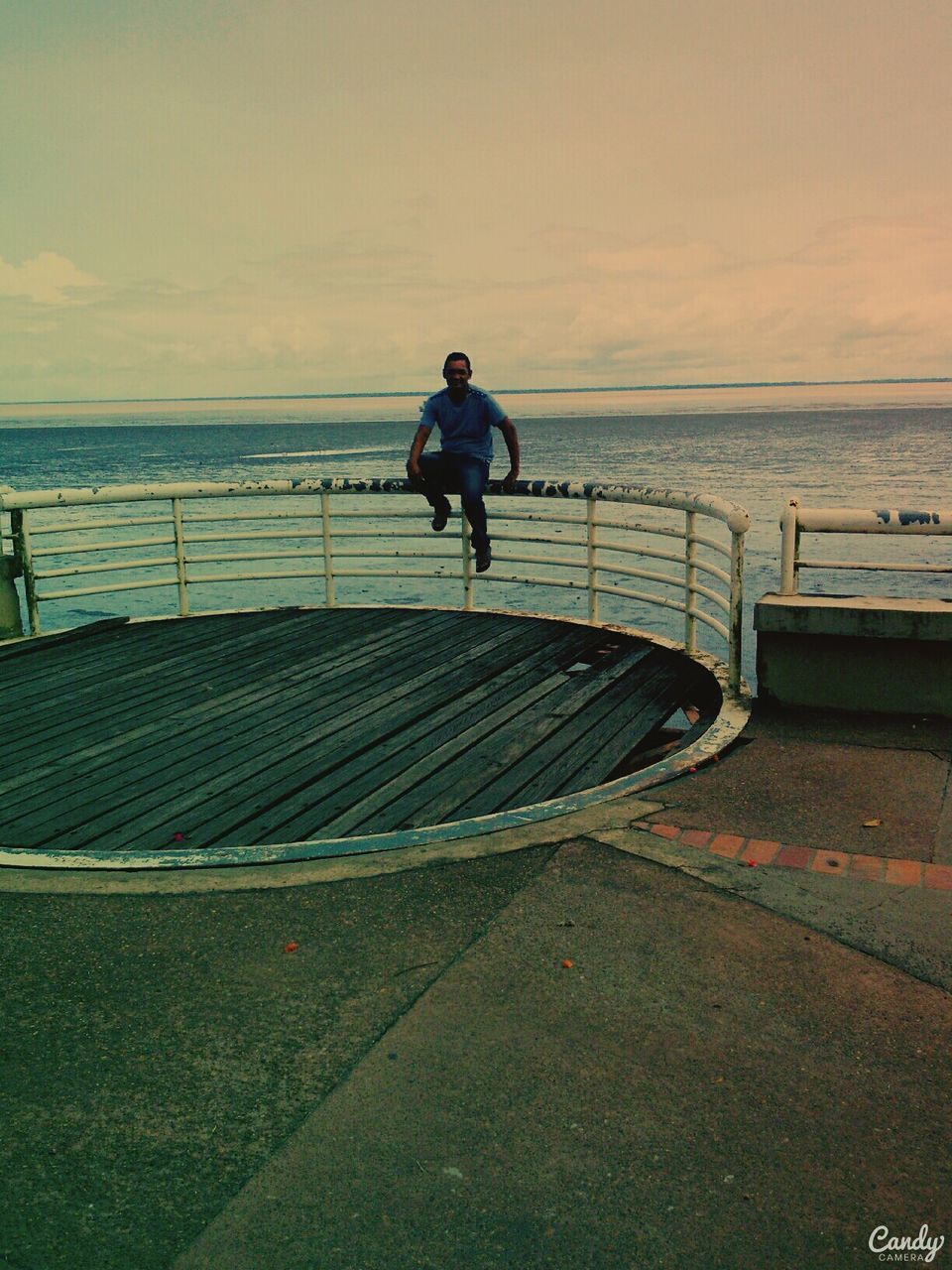 sea, full length, water, sky, rear view, horizon over water, lifestyles, standing, leisure activity, railing, walking, tranquil scene, beach, tranquility, men, pier, nature, scenics