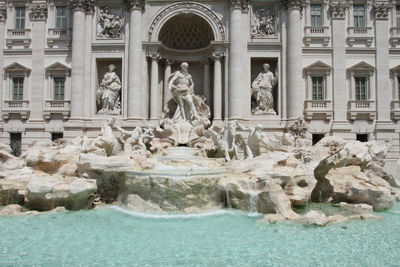 Statue of the fountain in the city