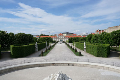 Schönbrunn in the morning inspires a positive mood