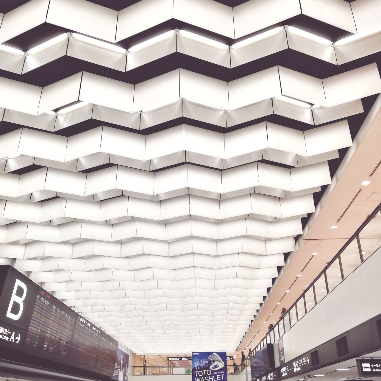 LOW ANGLE VIEW OF MODERN BUILDING