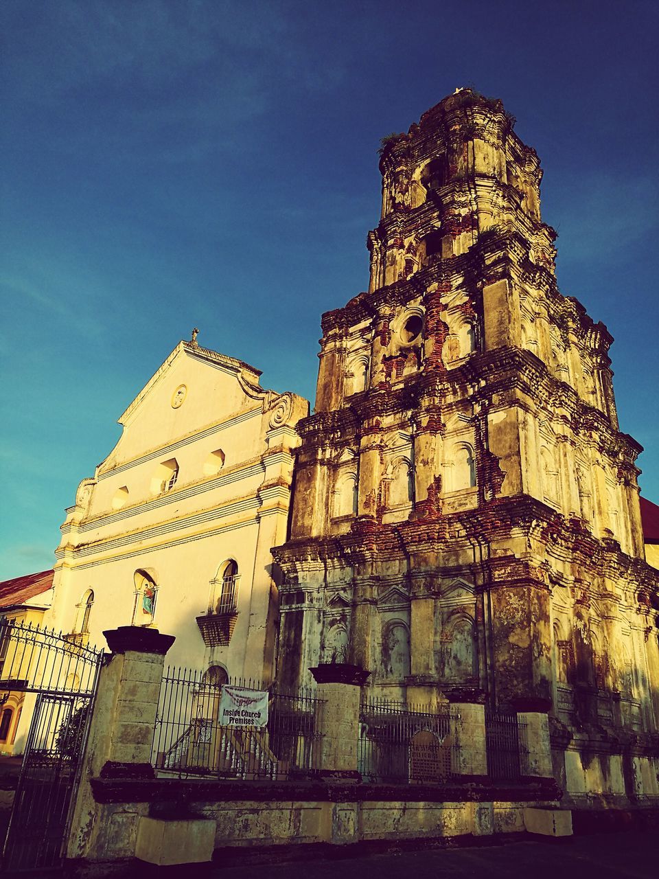 LOW ANGLE VIEW OF BUILDINGS AGAINST SKY