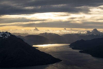 Alpine sunset over the mountains and a lake in new zealand