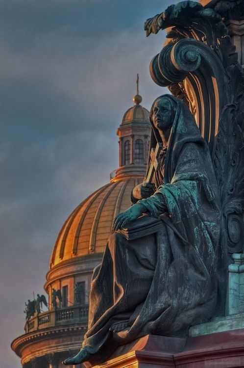 building exterior, architecture, built structure, religion, sky, place of worship, spirituality, famous place, travel destinations, low angle view, cloud - sky, statue, church, tourism, travel, sculpture, international landmark, dome, history