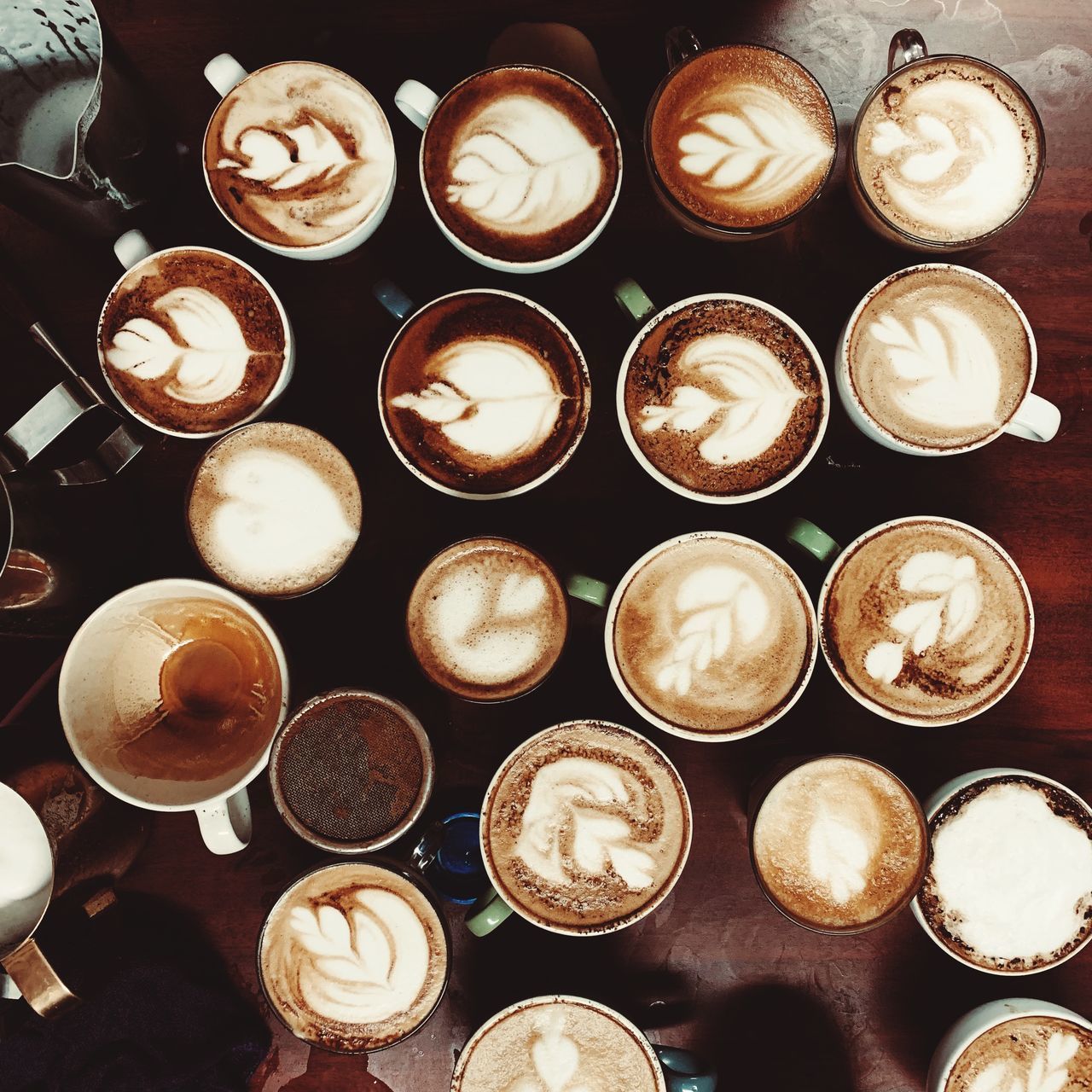 HIGH ANGLE VIEW OF COFFEE AND CUPS