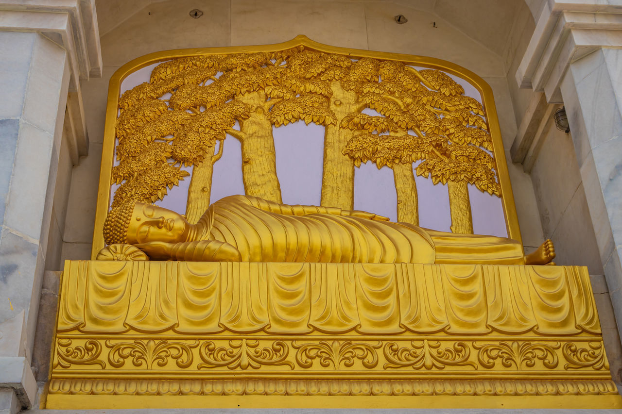 LOW ANGLE VIEW OF ORNATE CEILING IN TEMPLE