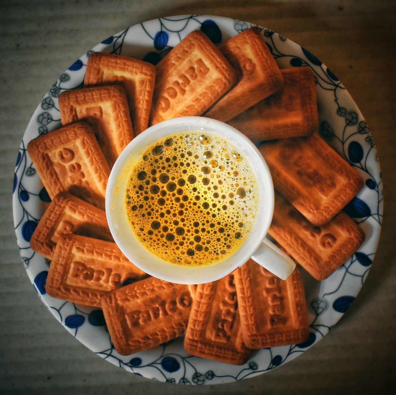 HIGH ANGLE VIEW OF BREAKFAST SERVED IN PLATE ON TABLE