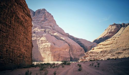Scenic view of mountains against clear sky jordanie wadirum