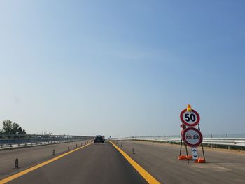 Diminishing perspective of road against clear sky