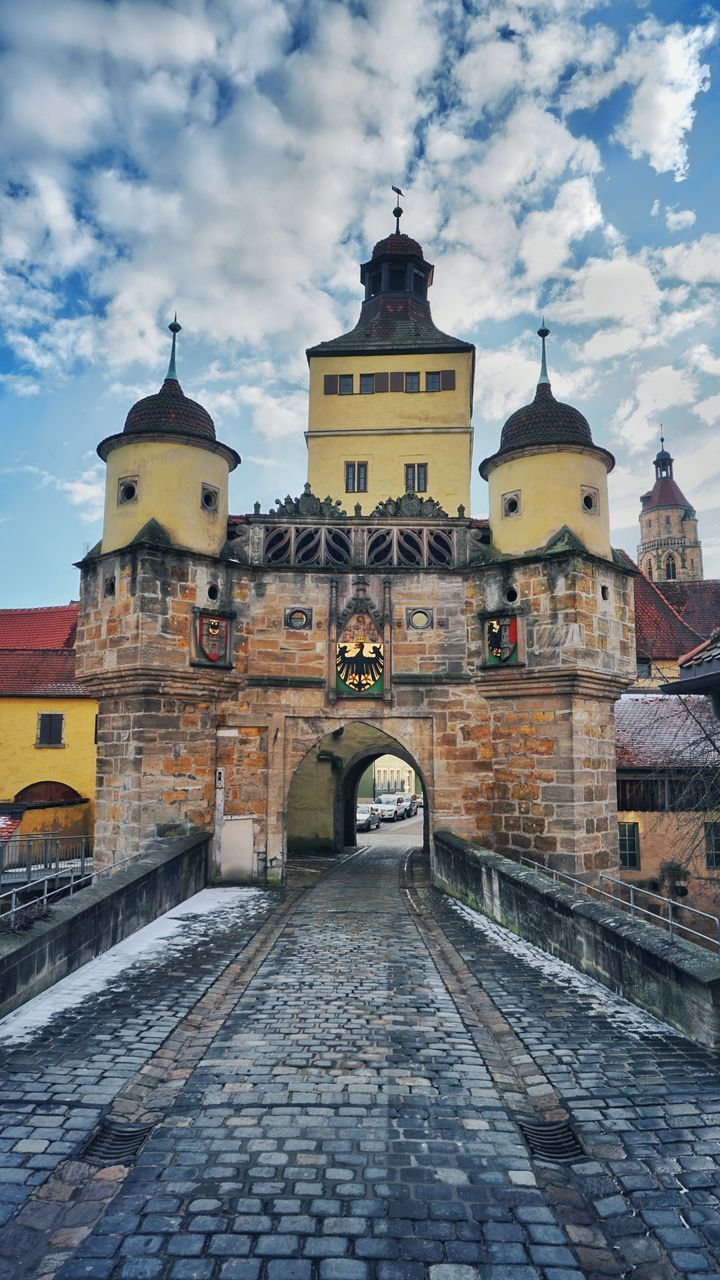 VIEW OF HISTORICAL BUILDING AGAINST SKY