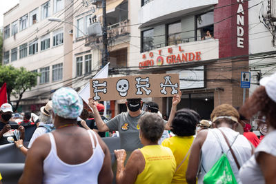 Protester walks gesticulates screams during protest against president jair bolsonaro 