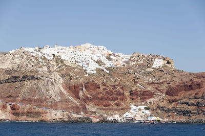 Panoramic view from the caldera of the seaside village of fira, santorini island, greece