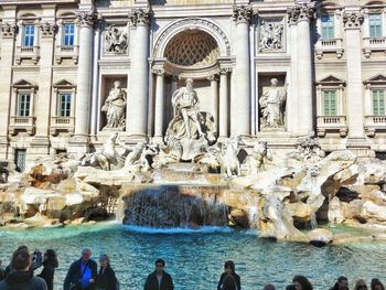 People by trevi fountain