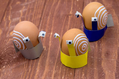 Diy easter egg coaster. step-by-step instructions for diy. snail-shaped easter egg coaster.