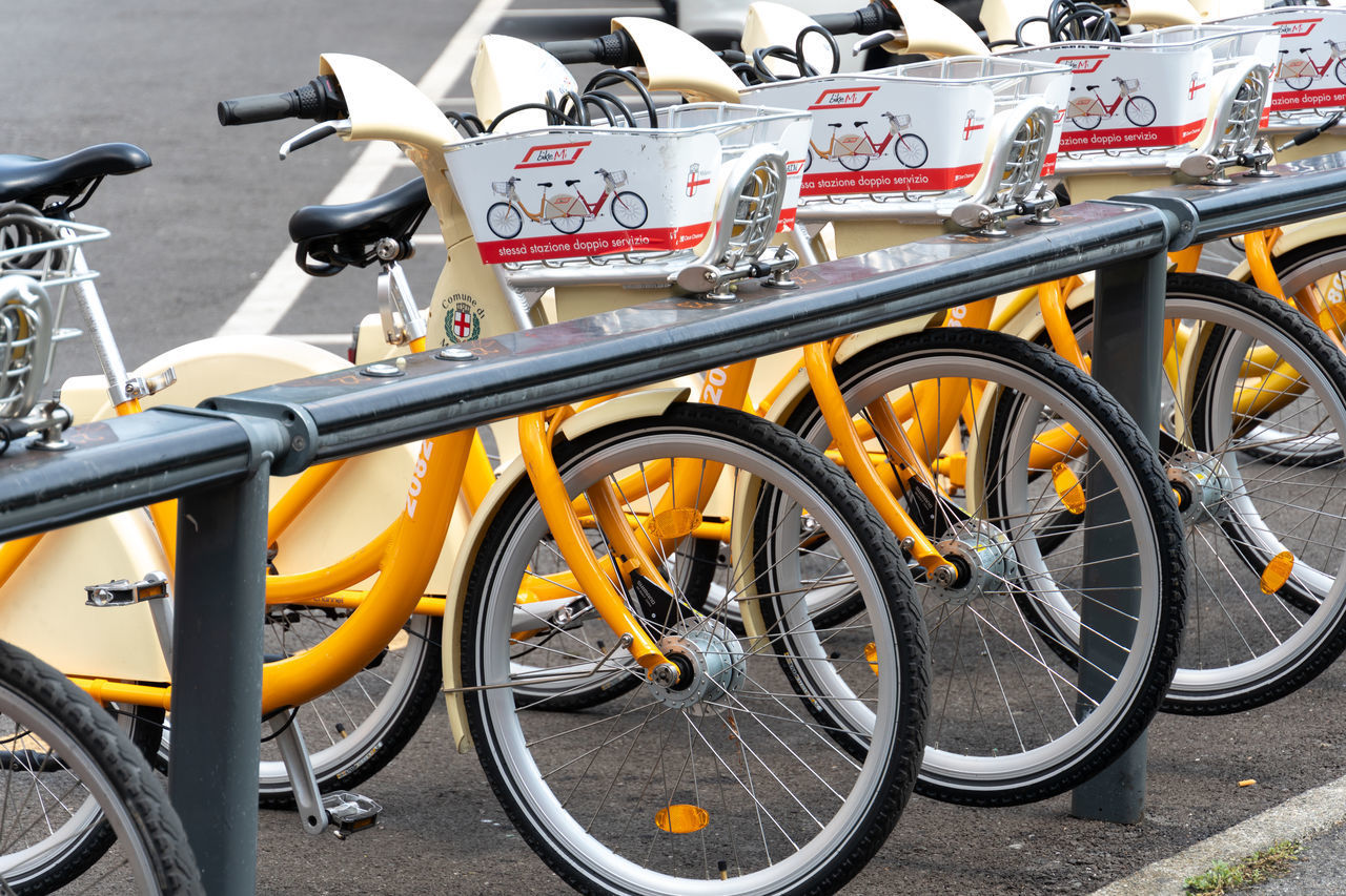 HIGH ANGLE VIEW OF BICYCLE PARKED ON STREET