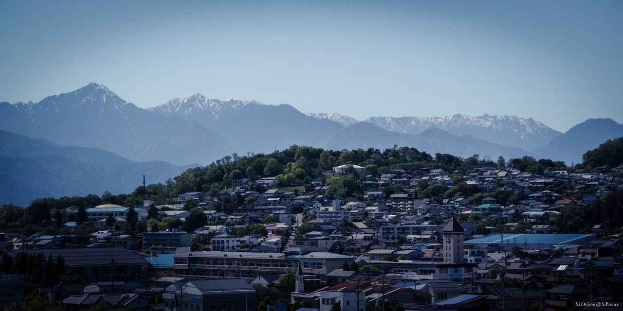 HIGH ANGLE SHOT OF TOWNSCAPE AGAINST MOUNTAIN RANGE