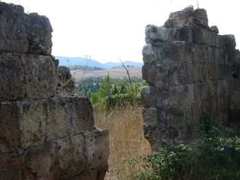 Stone wall against sky