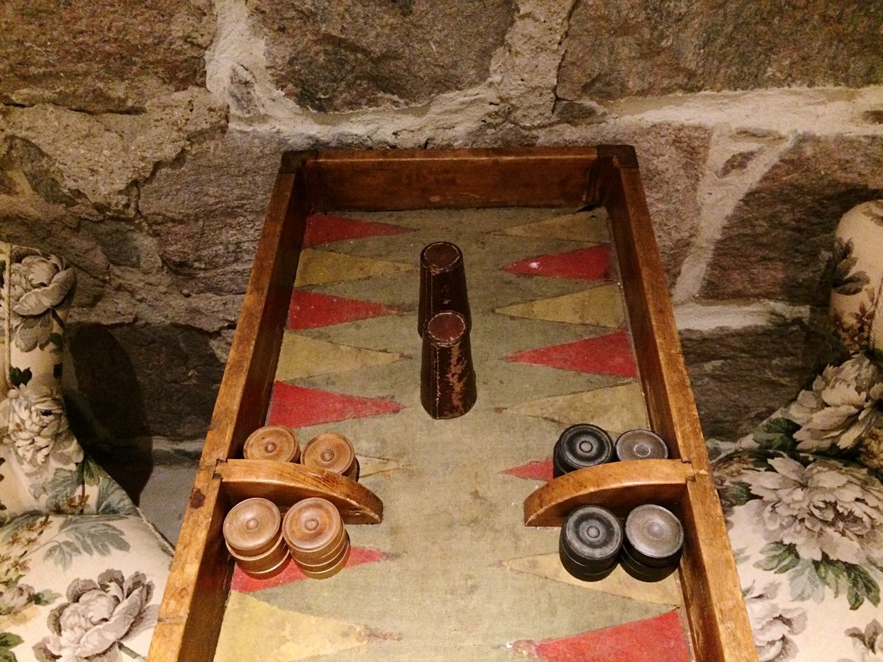 HIGH ANGLE VIEW OF OLD EQUIPMENT ON TABLE AT HOME