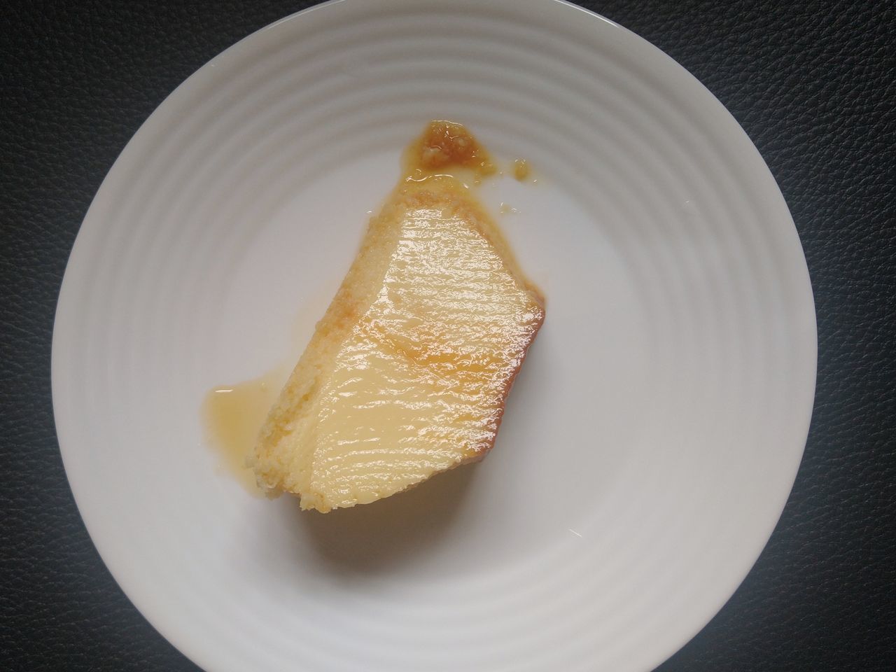 HIGH ANGLE VIEW OF CAKE IN PLATE