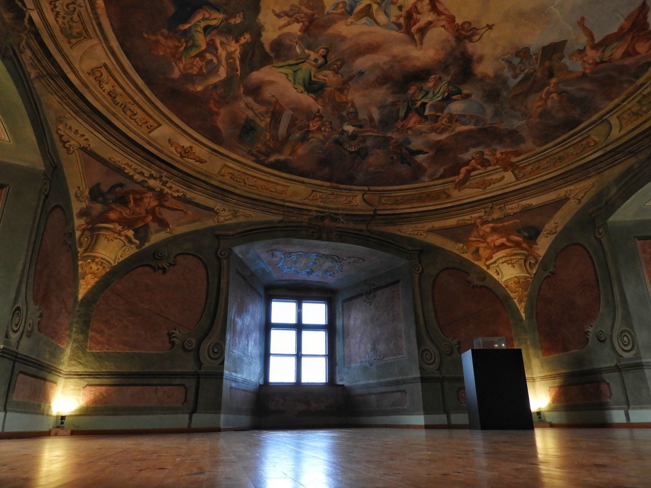 VIEW OF ORNATE CEILING IN BUILDING