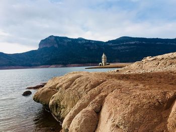 Scenic view of bay against sky