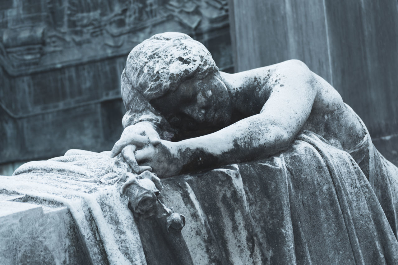 CLOSE-UP OF ANGEL STATUE AGAINST BLURRED BACKGROUND