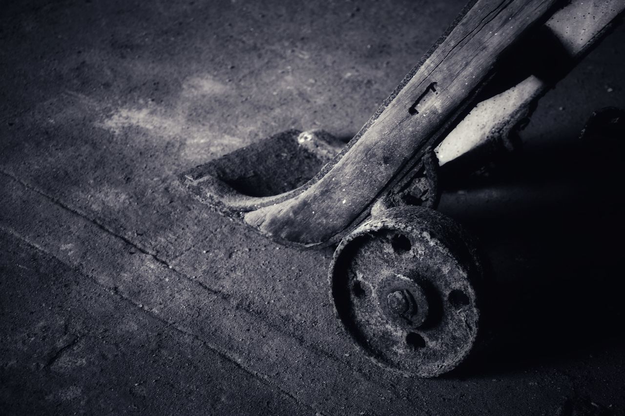 HIGH ANGLE VIEW OF OLD MOTORCYCLE ON STREET IN CITY