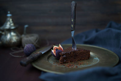 Close-up of chocolate cake in plate on table