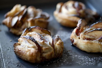 Apple roses in puff pastry