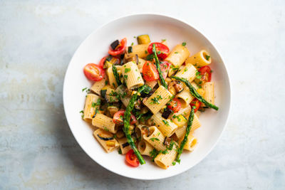 Pasta salad with grilled vegetables, zucchini, eggplant, asparagus and tomatoes.