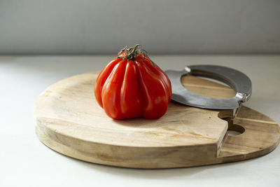 Close-up of red bell peppers in plate on table