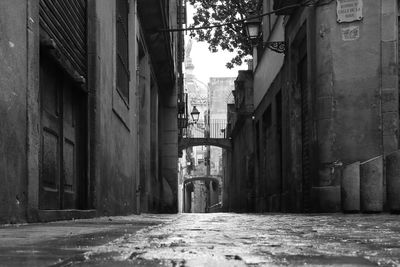 Narrow alley amidst buildings in city