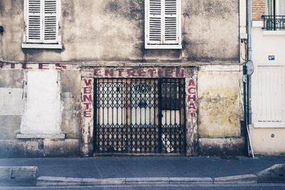 Built structure with closed gate