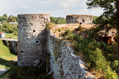 Old ruin building against sky