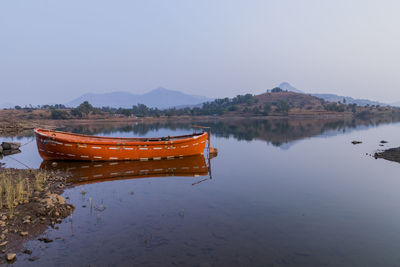 Panoramic view of lake and mountains against sky