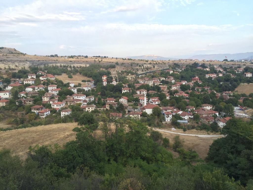 HIGH ANGLE VIEW OF TOWNSCAPE AGAINST SKY IN CITY