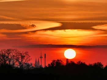 Cologne germany sunset with cologne cathedral background and cloud formations 