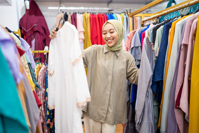 Smiling woman shopping in mall