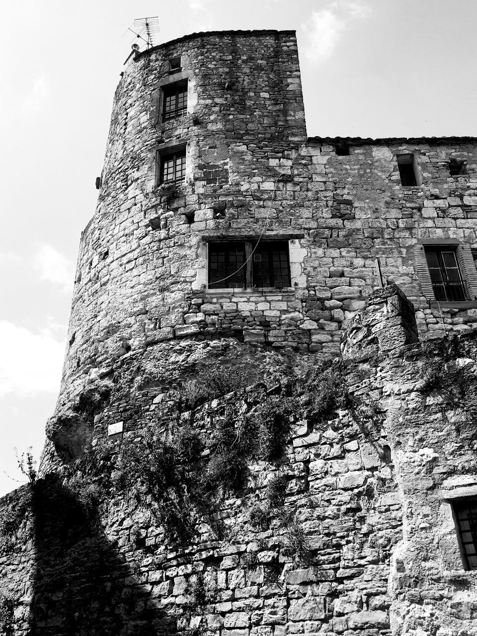 LOW ANGLE VIEW OF DAMAGED BUILDING AGAINST SKY