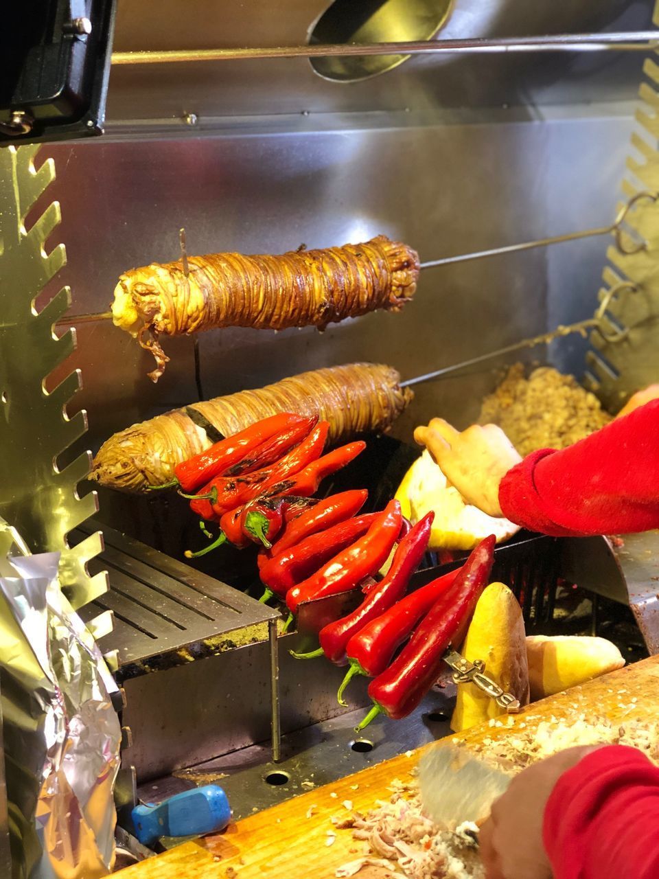 HIGH ANGLE VIEW OF VEGETABLES ON DISPLAY AT KITCHEN