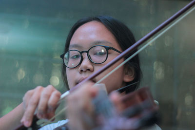 Portrait of woman playing violin