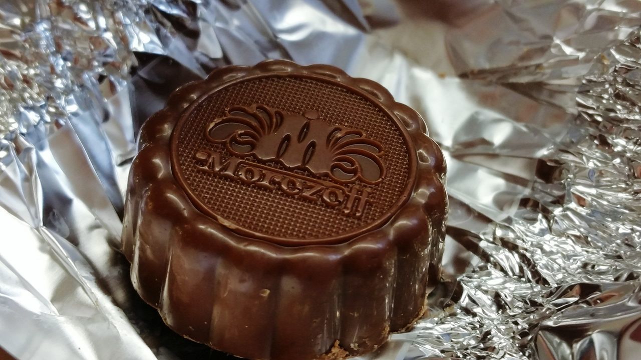 CLOSE-UP OF CHOCOLATE CAKE